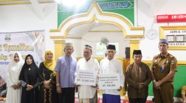 Bupati Pesisir Barat, Agus Istiqlal memberikan secara langsung insentif untuk marbot masjid dalam Safari Ramadhan ke Masjdi Ghaniatur Rahman pada Senin(18/3/2024). Foto: Joni Irawan, Kabarindonesia.co