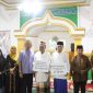 Bupati Pesisir Barat, Agus Istiqlal memberikan secara langsung insentif untuk marbot masjid dalam Safari Ramadhan ke Masjdi Ghaniatur Rahman pada Senin(18/3/2024). Foto: Joni Irawan, Kabarindonesia.co