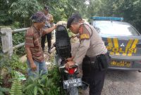 Petugas Polsek Tumijajar, Tulang Bawang Barat sedang melakukan pemeriksaan saat melakukan patroli kewilayahan pada Selasa (19/3/2024). Foto: Andi Rahman, Kabarindonesia.co