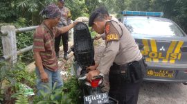 Petugas Polsek Tumijajar, Tulang Bawang Barat sedang melakukan pemeriksaan saat melakukan patroli kewilayahan pada Selasa (19/3/2024). Foto: Andi Rahman, Kabarindonesia.co