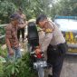 Petugas Polsek Tumijajar, Tulang Bawang Barat sedang melakukan pemeriksaan saat melakukan patroli kewilayahan pada Selasa (19/3/2024). Foto: Andi Rahman, Kabarindonesia.co
