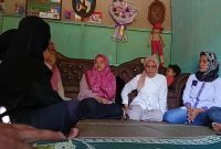 Pihak RPA dan Tim Manji kunjungi rumah N (15) korban kekerasan seksual di Bukit Kemuning, Kabupaten Lampung Utara, Provinsi Lampung pada Selasa (19/3/2024). Foto: Ali Mukmin, Kabarindonesia.co