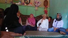 Pihak RPA dan Tim Manji kunjungi rumah N (15) korban kekerasan seksual di Bukit Kemuning, Kabupaten Lampung Utara, Provinsi Lampung pada Selasa (19/3/2024). Foto: Ali Mukmin, Kabarindonesia.co