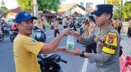 Anggota Polres Pesibar berbagi takjil dalam bulan suci Ramadhan 1445 H pada Rabu (20/3/2024). Foto: Joni Irawan, Kabarindonesia.co