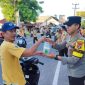 Anggota Polres Pesibar berbagi takjil dalam bulan suci Ramadhan 1445 H pada Rabu (20/3/2024). Foto: Joni Irawan, Kabarindonesia.co
