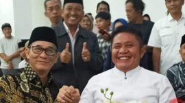 Ketua ICMI Sumsel dan Gubernur Sumsel periode 2018-2023, Herman Deru melakukan salam komando dalam acara buka puasa bersama ICMI Sumsel pada Rabu (20/03/2024). Foto: RPS, Kabarindonesia.co
