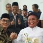 Ketua ICMI Sumsel dan Gubernur Sumsel periode 2018-2023, Herman Deru melakukan salam komando dalam acara buka puasa bersama ICMI Sumsel pada Rabu (20/03/2024). Foto: RPS, Kabarindonesia.co