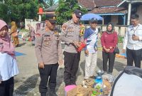Kapolsek Pesisir Tengah,  Polres Pesibar, AKP Mahdum Yazin turun ke Pasar Desa Kebuayan, Karya Penggawa untuk cek harga sembako pada Rabu (20/3/2024). Foto: Joni Irawan, Kabarindonesia.co
