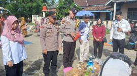 Kapolsek Pesisir Tengah,  Polres Pesibar, AKP Mahdum Yazin turun ke Pasar Desa Kebuayan, Karya Penggawa untuk cek harga sembako pada Rabu (20/3/2024). Foto: Joni Irawan, Kabarindonesia.co