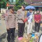 Kapolsek Pesisir Tengah,  Polres Pesibar, AKP Mahdum Yazin turun ke Pasar Desa Kebuayan, Karya Penggawa untuk cek harga sembako pada Rabu (20/3/2024). Foto: Joni Irawan, Kabarindonesia.co