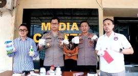 Wakapolres Lampung Timur Kompol Sugandhi mewakili Kapolres AKBP M. Rizal Muchtar saat jumpa pers mengenai home industri sabu-sabu di Lampung Timur pada Kamis (21/3/2024). Foto: Ali Mukmin, Kabar Indonesia