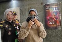 Terpidana penipuan yang buron selama 5 tahun dari vonis Kejari Sumbar berhasil diamankan Tim Tabur Kejati Sumsel dirumahnya pada Rabu (20/3/2024). Foto: RPS, Kabarindonesia.co