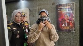 Terpidana penipuan yang buron selama 5 tahun dari vonis Kejari Sumbar berhasil diamankan Tim Tabur Kejati Sumsel dirumahnya pada Rabu (20/3/2024). Foto: RPS, Kabarindonesia.co