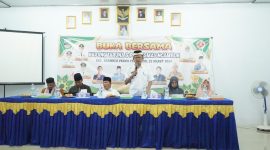 Bupati Pesisir Barat, Agus Istiqlal memberikan sambutan dalam Safari Ramadhan Karang Taruna Pekon Mon, Kecamatan Ngambur, Kabupaten Pesisir Barat pada Jum'at (22/3/2024). Foto: Dinas Kominfotiksan Kabupaten Pesisir Barat
