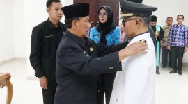 Wakil Bupati Kabupaten Pesisir Barat, Zulqoini Syarif melantik puluhan pejabat tinggi pratama, administrasi, dan kepala UPTD Puskesmas pada Jum'at (22/3/2024). Foto: Joni Irawan, Kabarindonesia.co