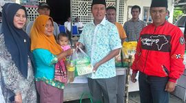 Pj. Bupati Lampung Barat, Nukman memberikan secara simbolis pada warga BNS paket sembako dalam GPM pada Jum'at (22/3/2024). Foto: Haeruel Abadi, Kabarindonesia.co