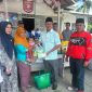 Pj. Bupati Lampung Barat, Nukman memberikan secara simbolis pada warga BNS paket sembako dalam GPM pada Jum'at (22/3/2024). Foto: Haeruel Abadi, Kabarindonesia.co
