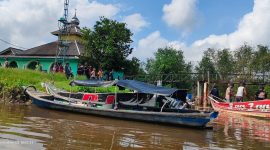 Ratusan warga dan puluhan speed boat dikerahkan untuk mencari warga Desa Bumi Pratama Mandira, Heldi (44) yang diterkam buaya saat hendak memanen tambaknya pada Minggu (24/3/2024). Foto: Taufiq Yusuf, Kabarindonesia.co