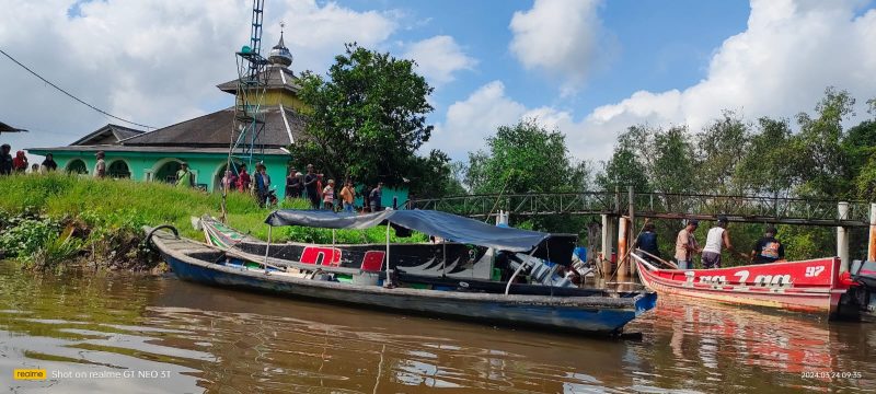 Ratusan warga dan puluhan speed boat dikerahkan untuk mencari warga Desa Bumi Pratama Mandira, Heldi (44) yang diterkam buaya saat hendak memanen tambaknya pada Minggu (24/3/2024). Foto: Taufiq Yusuf, Kabarindonesia.co