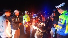 Petugas Polres Pesibar melakukan pemeriksaan terhadap pengguna jalan dalam patroli Ramadhan pada Minggu (24/3/2024). Foto: Joni Irawan, Kabarindonesia.co