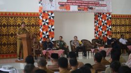 Pj. Bupati Lampung Barat, Nukman memberikan sambutan dalam Launching Perbup Penyusunan APBPekon di Lamban Pancasila Liwa pada Senin (25/3/2024). Foto: Haeruel Abadi, Kabarindonesia.co