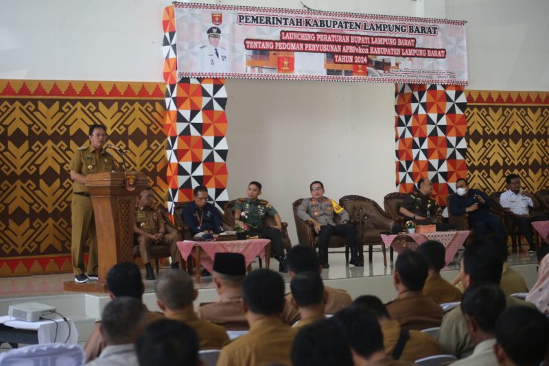 Pj. Bupati Lampung Barat, Nukman memberikan sambutan dalam Launching Perbup Penyusunan APBPekon di Lamban Pancasila Liwa pada Senin (25/3/2024). Foto: Haeruel Abadi, Kabarindonesia.co