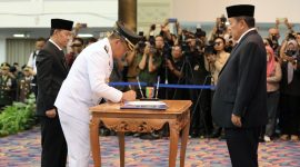 Gubernur Lampung, Arinal Djunaidi melantik Penjabat Bupati Lampung Utara, Aswarodi di Balai Keratun pada Senin (25/3/2024). Foto: Andi Rahman, Kabarindonesia.co