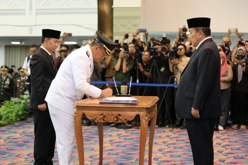 Gubernur Lampung, Arinal Djunaidi melantik Penjabat Bupati Lampung Utara, Aswarodi di Balai Keratun pada Senin (25/3/2024). Foto: Andi Rahman, Kabarindonesia.co