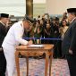 Gubernur Lampung, Arinal Djunaidi melantik Penjabat Bupati Lampung Utara, Aswarodi di Balai Keratun pada Senin (25/3/2024). Foto: Andi Rahman, Kabarindonesia.co