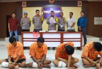 Kapolres Lampung Timur, AKBP M. Rizal dalam jumpa pers tentang penangkapan pelaku kepemilikan senjata api dan uang palsu di Mako Polres Lampung Timur pada Selasa (26/3/2024). Foto: Ali Mukmin, Kabarindonesia.co