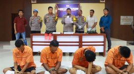 Kapolres Lampung Timur, AKBP M. Rizal dalam jumpa pers tentang penangkapan pelaku kepemilikan senjata api dan uang palsu di Mako Polres Lampung Timur pada Selasa (26/3/2024). Foto: Ali Mukmin, Kabarindonesia.co