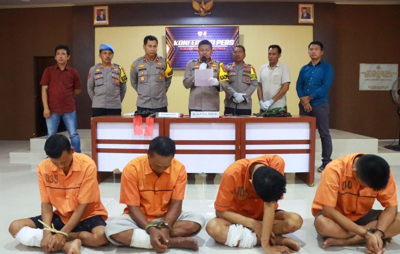 Kapolres Lampung Timur, AKBP M. Rizal dalam jumpa pers tentang penangkapan pelaku kepemilikan senjata api dan uang palsu di Mako Polres Lampung Timur pada Selasa (26/3/2024). Foto: Ali Mukmin, Kabarindonesia.co
