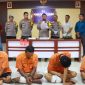 Kapolres Lampung Timur, AKBP M. Rizal dalam jumpa pers tentang penangkapan pelaku kepemilikan senjata api dan uang palsu di Mako Polres Lampung Timur pada Selasa (26/3/2024). Foto: Ali Mukmin, Kabarindonesia.co