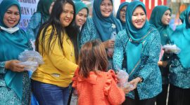 TP PKK Lampung Barat dipimpin langsung oleh Ketua Zelda Naturi melakukan pembagian takjil kepada pengguna jalan di Taman Kota Liwa pada Selasa (26/3/2024). Foto: Haeruel Abadi, Kabarindonesia.co