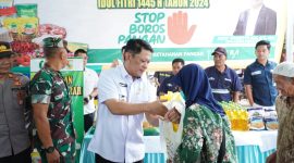 Pj. Bupati Tubaba, M. Firsada berikan paket sembako pada warga yang berhak menerima dalam GPM di Pasar Daya Murni pada Kamis (28/03/2024). Foto: Dinas Kominfo Kabupaten Tulang Bawang Barat
