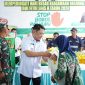 Pj. Bupati Tubaba, M. Firsada berikan paket sembako pada warga yang berhak menerima dalam GPM di Pasar Daya Murni pada Kamis (28/03/2024). Foto: Dinas Kominfo Kabupaten Tulang Bawang Barat