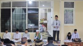 Pj. Bupati Lampung Barat, Nukman memberikan sambutan dalam peringatan Nuzulul Qur'an dikediamannya pada Kamis (28/3/2024). Foto: Haeruel Abadi, Kabarindonesia.co