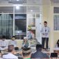 Pj. Bupati Lampung Barat, Nukman memberikan sambutan dalam peringatan Nuzulul Qur'an dikediamannya pada Kamis (28/3/2024). Foto: Haeruel Abadi, Kabarindonesia.co
