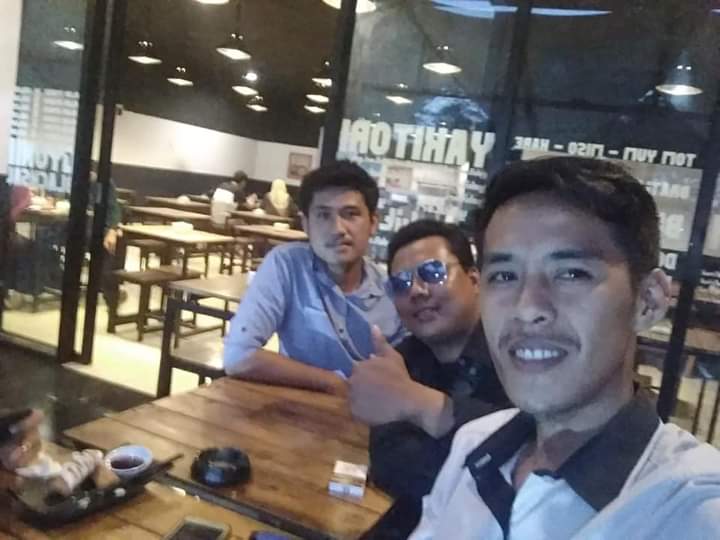 Ketua Cabang Perkumpulan Akar Rumput Kabupaten Pesisir Barat, Yasir Arafat (depan). Foto: Dokumentasi Pribadi