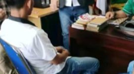 Warga Pekon Kejadian, Kecamatan Wonosobo, Kabupaten Tanggamus, Tabrani (tampak belakang) mendatangi Polres Tanggamus pada Sabtu  (2/3/2024) untuk menanyakan proses aduan terhadap dugaan perzinahan oknum kepala pekon dengan istrinya. Foto: Khoiri, Kabarindonesia.co