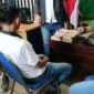 Warga Pekon Kejadian, Kecamatan Wonosobo, Kabupaten Tanggamus, Tabrani (tampak belakang) mendatangi Polres Tanggamus pada Sabtu  (2/3/2024) untuk menanyakan proses aduan terhadap dugaan perzinahan oknum kepala pekon dengan istrinya. Foto: Khoiri, Kabarindonesia.co