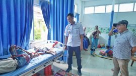 Plt. Kadis Kesehatan Kabupaten Pesisir Barat, Suryadi sedang jenguk pasien di Puskemas pada Sabtu (9/3/2024). Foto: Joni Irawan, Kabarindonesia.co