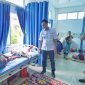 Plt. Kadis Kesehatan Kabupaten Pesisir Barat, Suryadi sedang jenguk pasien di Puskemas pada Sabtu (9/3/2024). Foto: Joni Irawan, Kabarindonesia.co