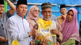 Pj. Bupati Lampung Barat, Nukman serahkan secara simbolis sekantung beras dalam GPM di kabupaten setempat pada Kamis (14/3/2024). Foto: Haeruel Abadi, Kabarindonesia.co