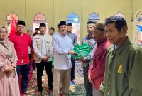 Pj. Bupati Lampung Barat, Nukman menyerahkan secara simbolis 50 paket sembako dan kitab suci Al-Qur'an pada salah satu tokoh masyarakat Kecamatan Batu Ketulis dalam Safari Ramadhan yang dilakukan pada Kamis (14/3/2024). Foto: Haeruel Abadi, Kabarindonesia.co