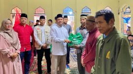 Pj. Bupati Lampung Barat, Nukman menyerahkan secara simbolis 50 paket sembako dan kitab suci Al-Qur'an pada salah satu tokoh masyarakat Kecamatan Batu Ketulis dalam Safari Ramadhan yang dilakukan pada Kamis (14/3/2024). Foto: Haeruel Abadi, Kabarindonesia.co