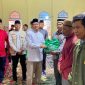 Pj. Bupati Lampung Barat, Nukman menyerahkan secara simbolis 50 paket sembako dan kitab suci Al-Qur'an pada salah satu tokoh masyarakat Kecamatan Batu Ketulis dalam Safari Ramadhan yang dilakukan pada Kamis (14/3/2024). Foto: Haeruel Abadi, Kabarindonesia.co