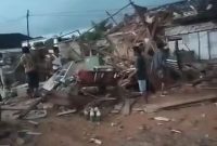 Angin puting beliung porak-porandakan rumah warga di 2 RT di Kampung Gedung Karya Jitu pada Sabtu (16/3/2024). Foto: Nafian Faiz, Kabarindonesia.co