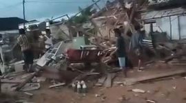 Angin puting beliung porak-porandakan rumah warga di 2 RT di Kampung Gedung Karya Jitu pada Sabtu (16/3/2024). Foto: Nafian Faiz, Kabarindonesia.co