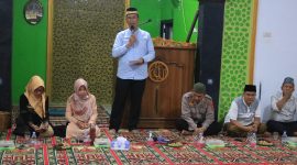 Pj. Sekdakab Pesibar, Jon Edwar memberikan sambutan dalam Safari Ramadhan di Pekon Mon, Kecamatan Ngambur, Kabupaten Pesisir Barat pada Kamis (28/3/2024). Foto: Joni Irawan, Kabarindonesia.co